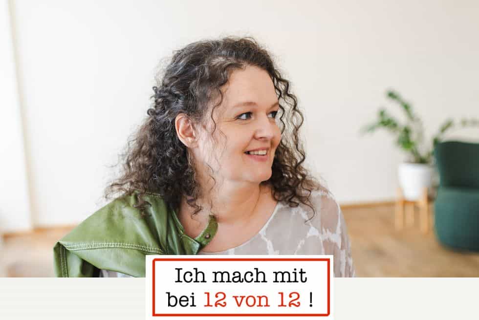 Claudia sitzend lacht nach rechts mit Sticker, macht mit bei 12 von 12 im Juli