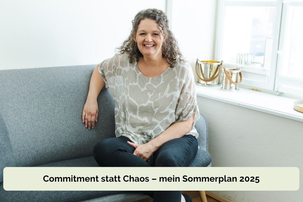 Claudia lacht und sitzt auf einer Couch