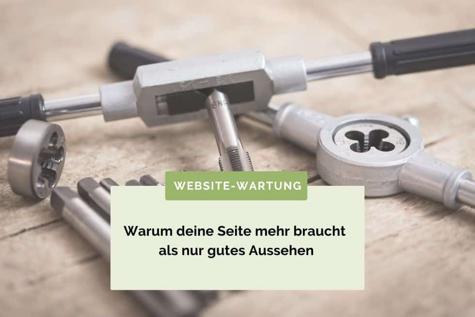 Verschiedene Metallwerkzeuge liegen im Hintergrund, ein Textfeld mit der Aufschrift: Website-Wartung. Warum deine Seite mehr braucht als nur gutes Aussehen.