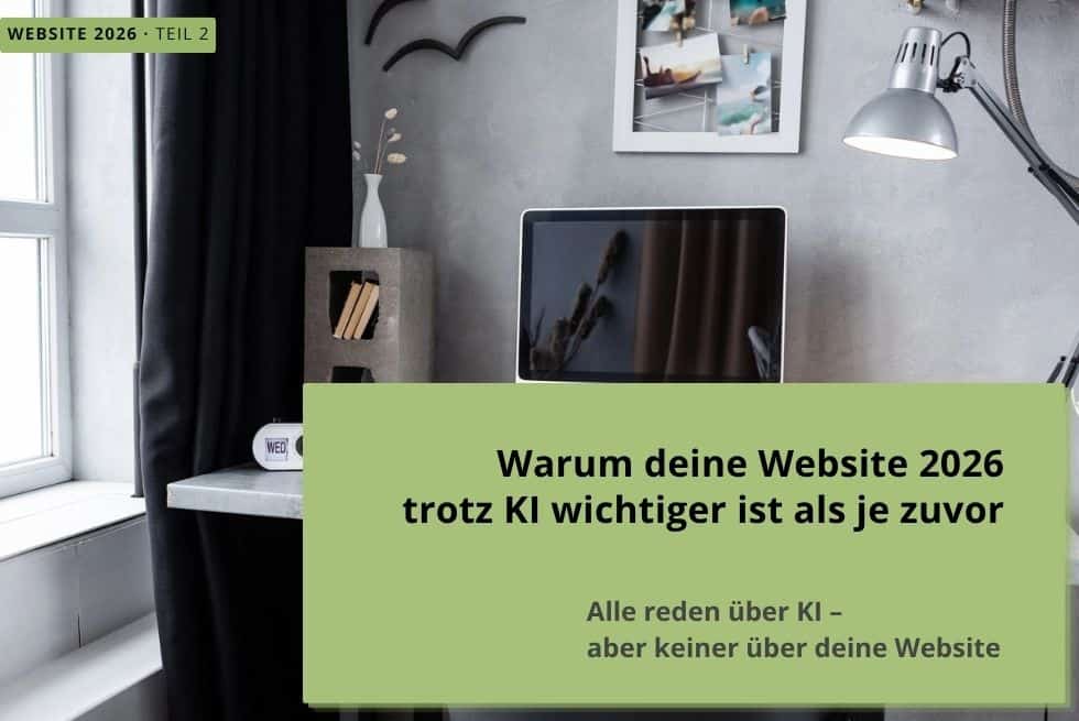 Arbeitsplatz mit Computer, Lampe und Vorhang, davor grüne Infografik mit dem Text "Warum deine Website 2026 trotz KI wichtiger ist als je zuvor"