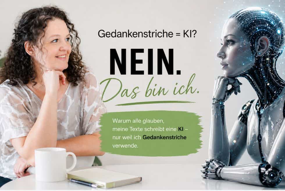 Claudia sitzt an einem Tisch mit Tasse und Notizbuch und schaut zu einer weiblichen Roboterfigur. Grüne Infografik mit dem Text "Warum alle glauben meine Texte schreibt eine KI - nur weil ich Gedankenstriche verwende"
